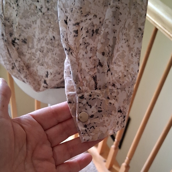 Bebe Blush Pink And Black Abstract Patterned Blouse With Keyhole Back Panel - Picture 5 of 11